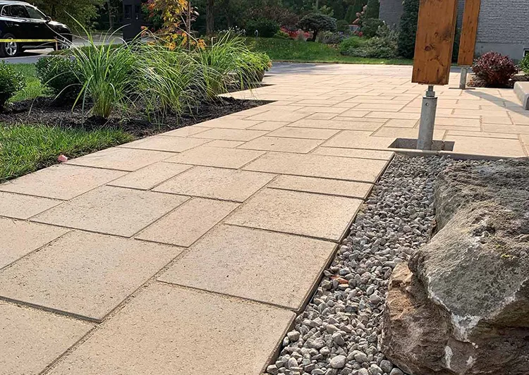 allee-jardin-dalles-beton-design-moderne Allée de jardin en dalles de béton modernes entourée de végétation et de rocailles décoratives