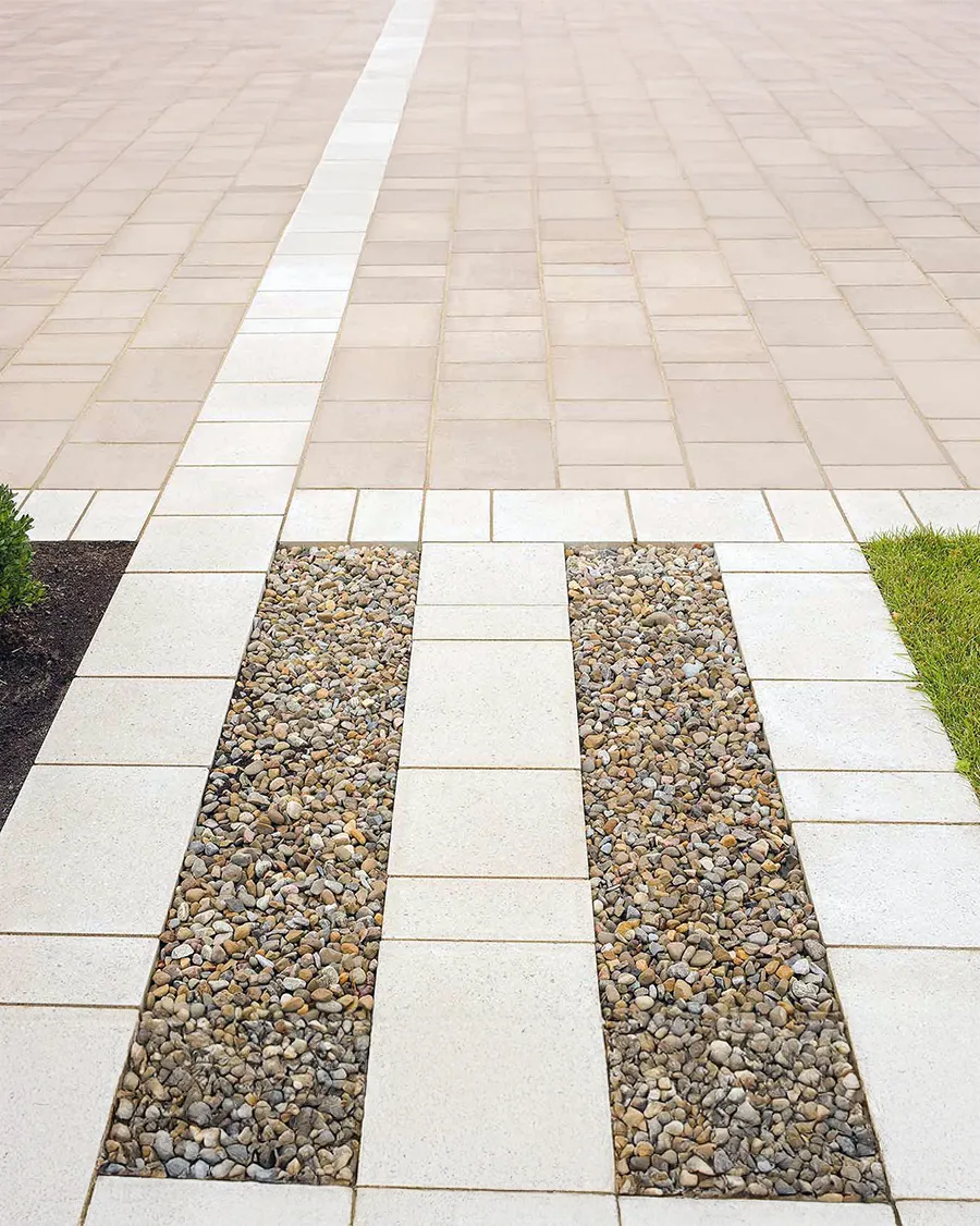allee-pave-decoratif-gravier-rive-sud Allée extérieure en pavé décoratif beige avec insertions de gravier, aménagement paysager sur la Rive-Sud de Montréal