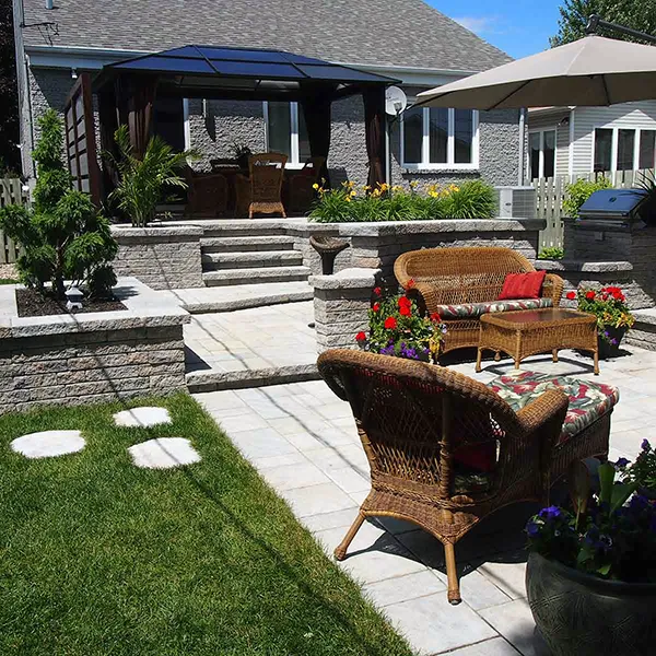 amenagement-paysager-terrassement-rive-sud Aménagement paysager complet avec pavé uni, murets, escaliers et mobilier extérieur sur la Rive-Sud de Montréal