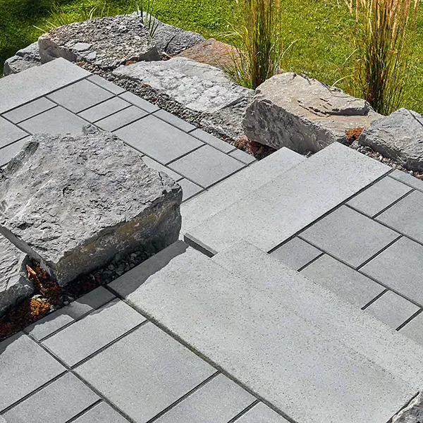 installation-pave-muret-roche-naturelle-rive-sud Escalier extérieur en pavé uni avec muret en pierres naturelles, terrassement paysager sur la Rive-Sud de Montréal