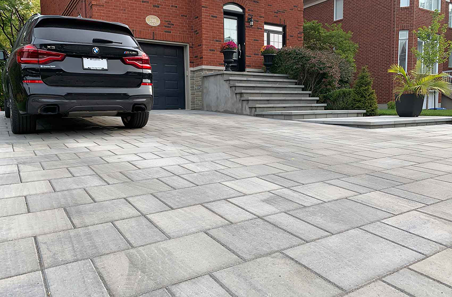 pave-pavage-entree-Landscape-Architect Landscape architect for a modern driveway with grey interlocking pavers in front of a brick house on Montreal’s South Shore.
